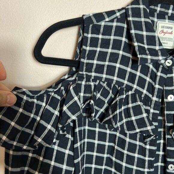 Lee Cooper Black and White Plaid Cold Shoulder Button Down Shirt size S- EUC - Picture 4 of 7